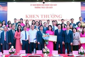 Các thầy cô giáo được vinh danh, khen thưởng.