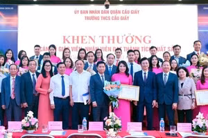Các thầy cô giáo được vinh danh, khen thưởng.