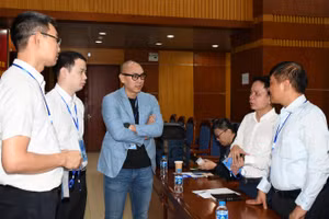 Các chuyên gia trao đổi bên lề sự kiện.