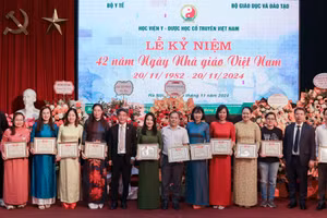 Nhân dịp này, nhiều cán bộ, giảng viên Học viện Y - Dược học cổ truyền Việt Nam được vinh danh, khen thưởng.