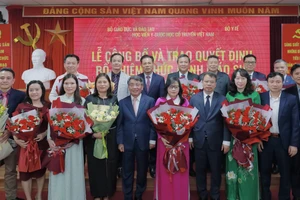 Lãnh đạo Học viện Y - Dược họ cổ truyền Việt Nam chúc mừng các tân phó giáo sư.