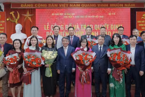 Lãnh đạo Học viện Y - Dược họ cổ truyền Việt Nam chúc mừng các tân phó giáo sư.