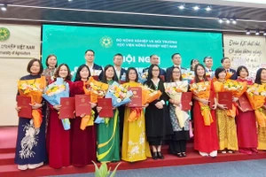 GS.TS Nguyễn Thị Lan – Giám đốc Học viện Nông nghiệp Việt Nam chúc mừng các tân phó giáo sư.