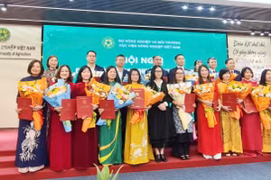 GS.TS Nguyễn Thị Lan – Giám đốc Học viện Nông nghiệp Việt Nam chúc mừng các tân phó giáo sư.