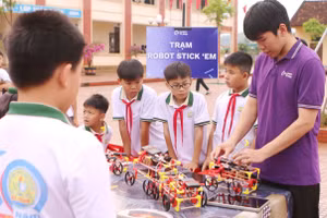 Học sinh trải nghiệm tại Trạm Robot.