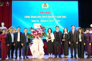 Lãnh đạo Học viện Quản lý giáo dục chúc mừng Ban chấp Công đoàn nhiệm kỳ 2025-2030.