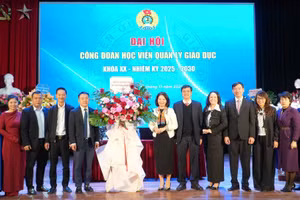 Lãnh đạo Học viện Quản lý giáo dục chúc mừng Ban chấp Công đoàn nhiệm kỳ 2025-2030.