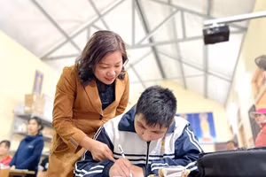 Cô Trịnh Thị Thu Hương - Bí thư Chi bộ, Hiệu trưởng Trường Tiểu học Tân Tiến (xã Xuân Mai, TP Hà Nội) ân cần bên học trò.