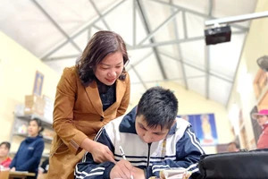 Cô Trịnh Thị Thu Hương ân cần bên học trò.