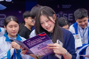 Thí sinh tìm hiểu thông tin tại Chương trình tư vấn tuyển sinh - hướng nghiệp năm 2026 ở Thanh Hóa.