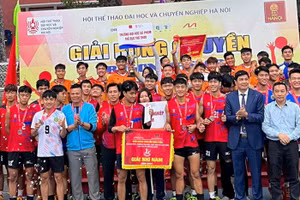 Đoàn vận động viên nam sinh viên Học viện Nông nghiệp Việt Nam trong Lễ trao giải