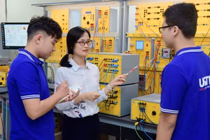 Giờ thực hành của sinh viên Trường ĐH Khoa học và Công nghệ Hà Nội. Ảnh: NTCC.