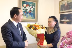 Đại tướng Trịnh Văn Quyết - Trưởng Ban Tuyên giáo và Dân vận Trung ương chúc mừng GS.NGND Trần Thu Hà.