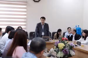 PGS.TS Lê Vinh Hưng - Phó Trưởng ban Quản lý Dự án VIETMUS, Hiệu trưởng Trường ĐHSP Nghệ thuật TW trao đổi với các trường đại học thành viên của Dự án VIETMUS.