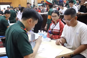 Các học viên làm thủ tục nhập học.