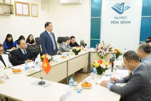 Toàn cảnh phiên làm việc thứ nhất.