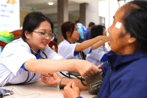 Người dân xã Kiều Phú (Hà Nội) được khám, tư vấn về sức khỏe.