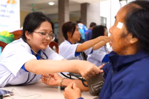 Người dân xã Kiều Phú (Hà Nội) được khám, tư vấn về sức khỏe.