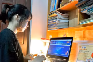 Sinh viên Trường ĐH Mở Hà Nội học trực tuyến. Ảnh: NTCC.