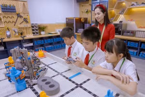 Cô và trò Trường THCS Tây Mỗ (Hà Nội) tại phòng thực hành STEM. Ảnh: NTCC.