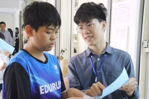 Thí sinh được giám thị hướng dẫn nhiệt tình trước khi vào phòng thi.