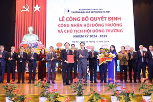 Thứ trưởng Bộ GD&ĐT Hoàng Minh Sơn trao quyết định công nhận PGS.TS Phạm Xuân Anh trở thành Chủ tịch Hội đồng Trường ĐH Xây dựng Hà Nội nhiệm kỳ 2024-2029. Ảnh: HUCE.