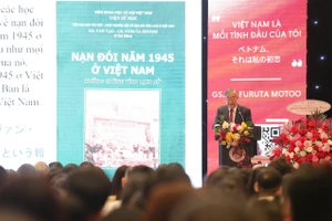 GS.TS Furuta Motoo trình bày bài giảng với chủ đề “Con đường nghiên cứu Việt Nam hơn 50 năm của tôi: Từ quá khứ đến tương lai”.