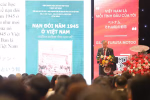 GS.TS Furuta Motoo trình bày bài giảng với chủ đề “Con đường nghiên cứu Việt Nam hơn 50 năm của tôi: Từ quá khứ đến tương lai”.