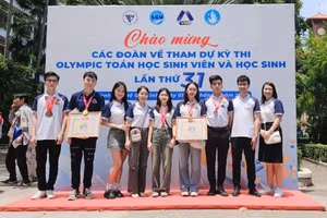 Hà Trang (đứng thứ tư từ phải sang) nhận Huy chương Vàng – Huy chương Đồng và Bằng khen của TW Hội Sinh viên Việt Nam tại Kỳ thi Olympic Toán học lần thứ 31