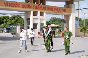 Sinh viên Học viện Cảnh sát Nhân dân cõng thí sinh vào phòng thi. 