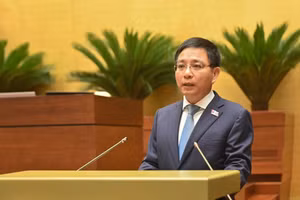 Bộ trưởng Bộ Tài chính Nguyễn Văn Thắng trình bày tờ trình dự thảo Nghị quyết về thí điểm một số cơ chế, chính sách đặc thù phát triển TP Hải Phòng, sáng 13/5.