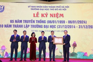 Phó Bí thư Thành ủy, Chủ tịch HĐND TP Hà Nội Nguyễn Ngọc Tuấn trao Bằng khen của Thủ tướng Chính phủ cho Trường ĐH Thủ đô Hà Nội.