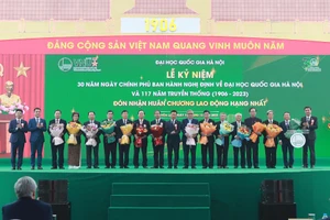 NGND GS.TS Mai Trọng Nhuận (thứ bảy từ trái sang) tại Lễ kỷ niệm 30 năm ngày Chính phủ ban hành Nghị định về ĐH Quốc gia Hà Nội và 117 năm truyền thống.