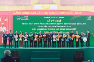 NGND GS.TS Mai Trọng Nhuận (thứ bảy từ trái sang) tại Lễ kỷ niệm 30 năm ngày Chính phủ ban hành Nghị định về ĐH Quốc gia Hà Nội và 117 năm truyền thống.