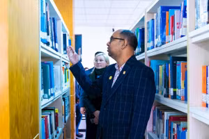 Đoàn kiểm định ACBSP tham quan đánh giá cơ sở vật chất của Trường ĐH Kinh tế (ĐH Quốc gia Hà Nội).