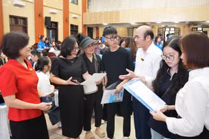 Lãnh đạo Trường ĐH Công đoàn thăm, động viên tân sinh viên trong ngày nhập học.