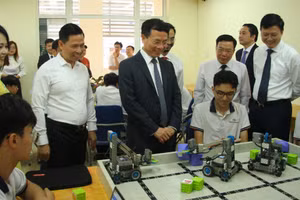 Bộ trưởng Khoa học và Công nghệ Nguyễn Mạnh Hùng thăm phòng thực hành giáo dục STEM của Trường THPT Chuyên (Tường ĐH Sư phạm Hà Nội).
