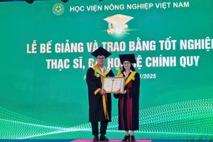 GS.TS Nguyễn Thị Lan - Giám đốc Học viện Nông nghiệp Việt Nam trao bằng tốt nghiệp cho tân thạc sĩ, cử nhân, kỹ sư, bác sĩ thú y.