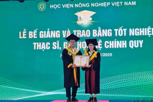 GS.TS Nguyễn Thị Lan - Giám đốc Học viện Nông nghiệp Việt Nam trao bằng tốt nghiệp cho tân thạc sĩ, cử nhân, kỹ sư, bác sĩ thú y.