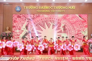 Lễ kỷ niệm 65 năm truyền thống và chào mừng Ngày Nhà giáo Việt Nam 20/11 của Trường ĐH Thương mại.