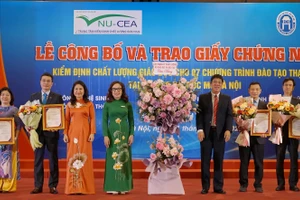 Ông Huỳnh Văn Chương - Cục trưởng Cục quản lý chất lượng (Bộ GD&ĐT) tặng hoa chúc mừng Trường ĐH Mở Hà Nội nhận Giấy chứng nhận kiểm định chất lượng giáo dục với 7 chương trình đào tạo thạc sĩ.