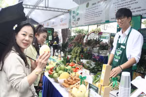 Du khách Trung Quốc thích thú với sản phẩm khoa học công nghệ của Học viện Nông nghiệp Việt Nam được trưng bày, giới thiệu tại Techfest 2025.