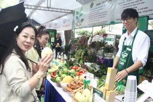 Du khách Trung Quốc thích thú với sản phẩm khoa học công nghệ của Học viện Nông nghiệp Việt Nam được trưng bày, giới thiệu tại Techfest 2025.