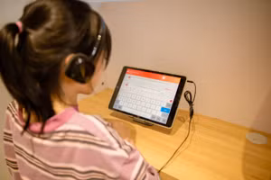 Học sinh tiểu học học tiếng Anh từ AI.