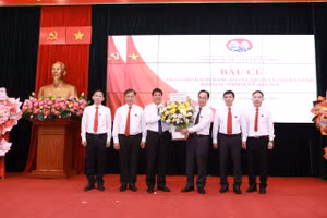 Thứ trưởng Bộ GD&ĐT Hoàng Minh Sơn chúc mừng Ban chấp hành Đảng bộ Cục Quản lý chất lượng khóa IV, nhiệm kỳ 2025- 2030.