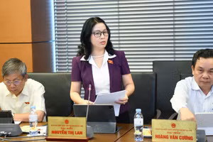 ĐBQH Nguyễn Thị Lan (Đoàn ĐBQH TP Hà Nội, Giám đốc Học viện Nông nghiệp Việt Nam) thảo luận tại tổ.