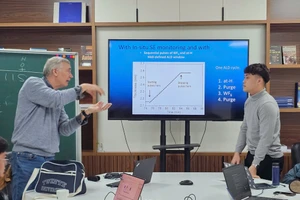 Học viên chương trình V-STT nghe ông Tom Aarnink, Kỹ sư trưởng tại Phòng thí nghiệm Nano, ĐH Kỹ thuật Twente, Hà Lan - giảng về công nghệ Lắng đọng Đơn lớp Nguyên tử (ALD).