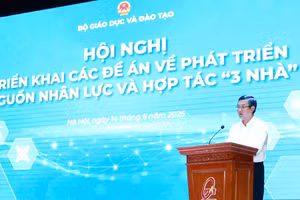 Thứ trưởng Bộ GD&ĐT Nguyễn Văn Phúc phát biểu khai mạc.