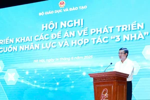 Thứ trưởng Bộ GD&ĐT Nguyễn Văn Phúc phát biểu khai mạc.