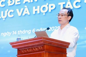 Thứ trưởng Bộ GD&ĐT Hoàng Minh Sơn phát biểu tại hội nghị.